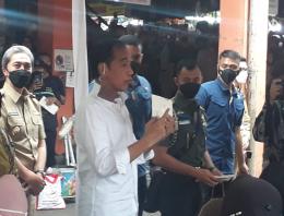 Jokowi Blusukan ke Pasar Gunung Batu Bagi-bagi Sembako dan Bansos, Pemimpin Rakyat yang Membanggakan 